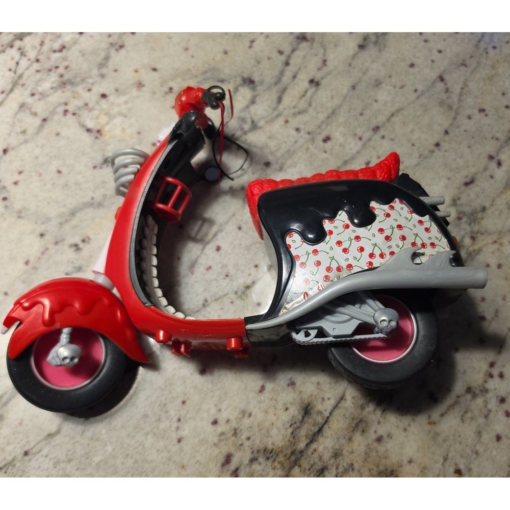 Monster High‎ Ghoulia Yelps' SCOOTER 2011
